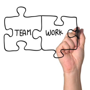 Dieses Bild hat ein leeres Alt-Attribut. Der Dateiname ist Team-Work-Bild.png